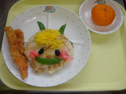 ちらし寿司で鬼の顔を作りました。鬼の金棒のエビフライをもってご満悦の子ども達です。